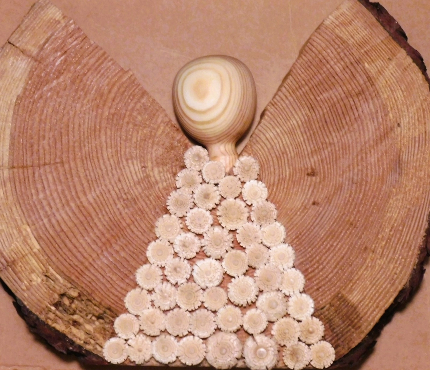 Drechslerei Steffen Weigelt - Holzverarbeitung - Engelsfigur aus kleinen Holzscheiben